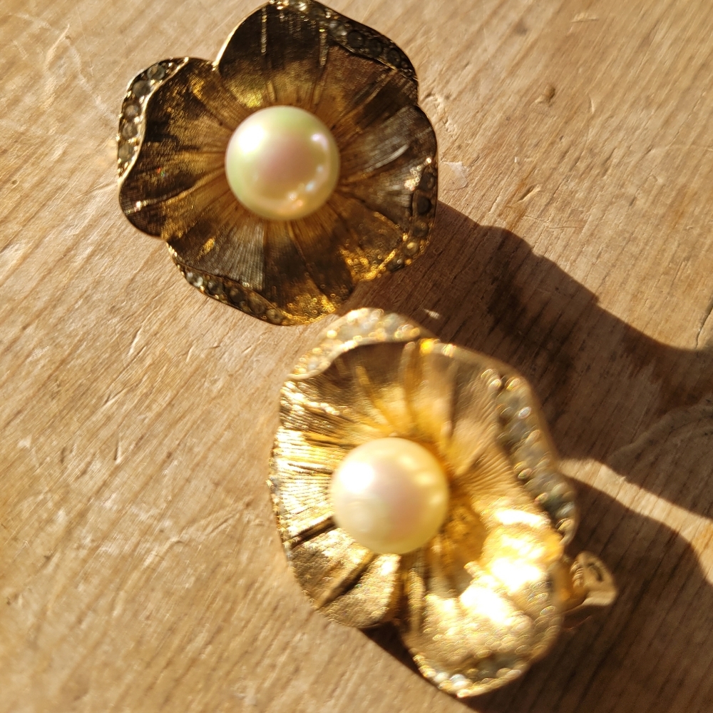 Christian Dior Flower Clip Earrings - Picture 2 of 3